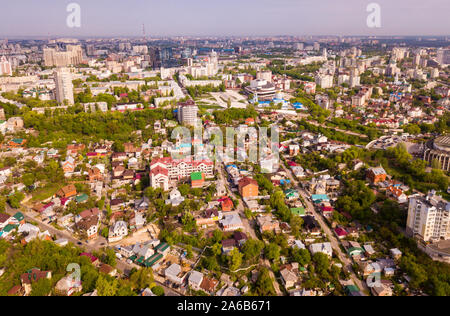 Scenic vista aerea della città russa di Voronezh in nuvoloso giorno di primavera Foto Stock