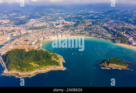 Alta Vista San-Sebastian con spiaggia di La Concha e barche in mare, Spagna Foto Stock