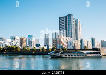 Tokyo cityscape, fiume Sumida e moderni edifici in Giappone Foto Stock