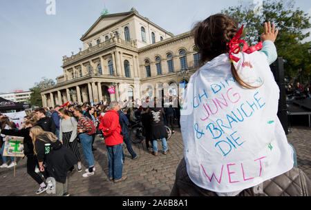 Hannover, Germania. 25 ott 2019. Un bambino indossa una maglietta con la scritta 'io sono giovane e necessità del mondo" durante un venerdì-per-futuro dimostrazione. Credito: Julian Stratenschulte/dpa/Alamy Live News Foto Stock