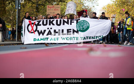 Hannover, Germania. 25 ott 2019. I dimostranti tenere cartelli e striscioni durante un venerdì per il futuro la dimostrazione. Credito: Julian Stratenschulte/dpa/Alamy Live News Foto Stock