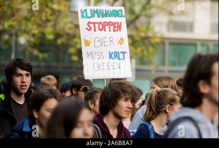 Hannover, Germania. 25 ott 2019. Durante un venerdì per la futura manifestazione manifestanti tenere un segno dicendo 'Stop il cambiamento climatico - birra deve restare freddo". Credito: Julian Stratenschulte/dpa/Alamy Live News Foto Stock