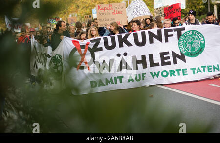 Hannover, Germania. 25 ott 2019. I dimostranti tenere cartelli e striscioni durante un venerdì per il futuro la dimostrazione. Credito: Julian Stratenschulte/dpa/Alamy Live News Foto Stock