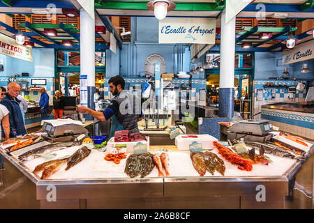 Saint-Jean-de-Luz, Francia - 08 settembre 2019 - Vista di uno stallo di un venditore di pesce al mercato hall Foto Stock