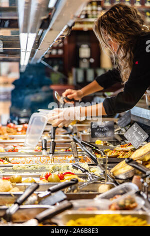 Saint-Jean-de-Luz, Francia - 08 settembre 2019 - Vista di un ristoratore che serve cibo presso la sala del mercato Foto Stock