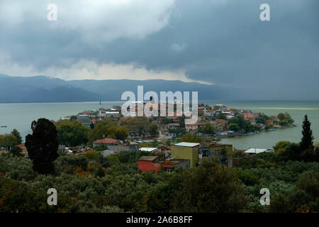 Gölyazı turco è un paese fondato su di una piccola penisola sul lago Uluabat. Gölyazı fu fondata dagli antichi greci. Foto Stock