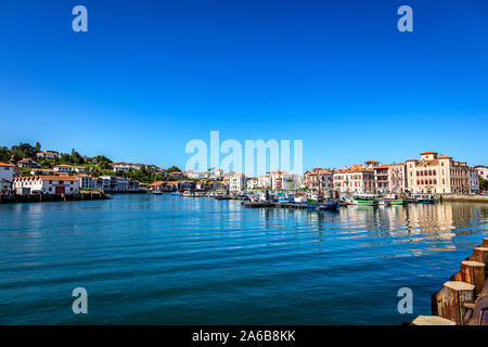 Saint-Jean-de-Luz, Francia - 08 settembre 2019 - Vista del porto e abitazioni del villaggio Foto Stock