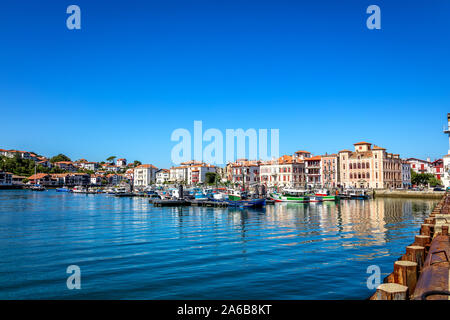 Saint-Jean-de-Luz, Francia - 08 settembre 2019 - Vista del porto e abitazioni del villaggio Foto Stock