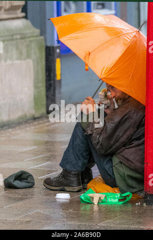 Senzatetto e il fenomeno dei senzatetto e traversina ruvida; vivere sulle strade, porta, dormendo, povertà, disoccupazione, benessere, mendicante, tramp, in Preston, Regno Unito Foto Stock