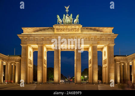 Beleuchtetes Brandenburger Tor, Berlino, Deutschland | accesa la Porta di Brandeburgo, Berlino, Germania Foto Stock