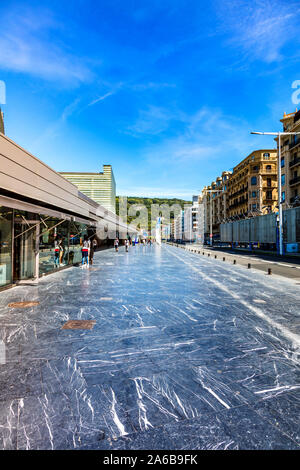 San Sebastián, Spagna - 07 settembre 2019 - Zurriola Hiribidea Street Foto Stock