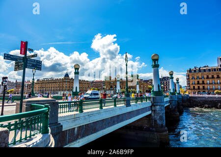 San Sebastian, Spagna - 07 settembre 2019 - Vista di edifici da María Cristina Bridge Foto Stock