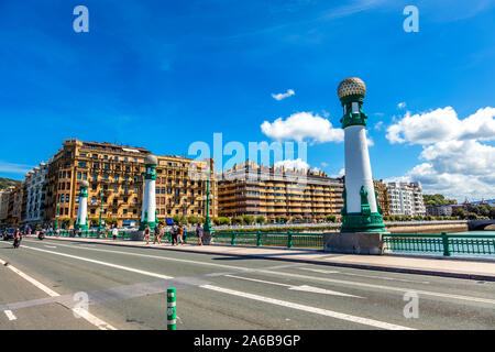 San Sebastian, Spagna - 07 settembre 2019 - Vista di edifici da María Cristina Bridge Foto Stock