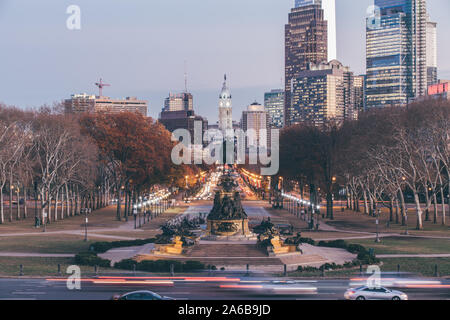 Il tramonto e la vista notturna del paesaggio urbano di Philadelphia e sullo skyline da Benjamin Franklin Avenue Foto Stock