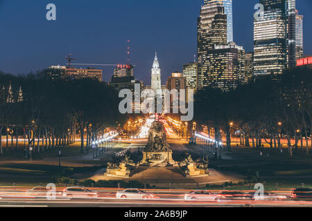 Il tramonto e la vista notturna del paesaggio urbano di Philadelphia e sullo skyline da Benjamin Franklin Avenue Foto Stock