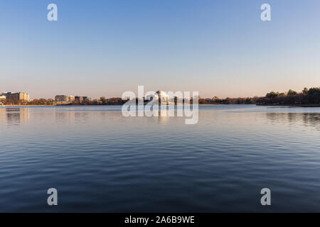 Thomas Jefferson Memorial con Tidal Basin lago davanti durante il tramonto, Washington D.C. Foto Stock