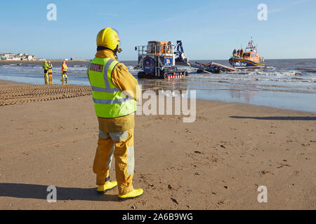 Scialuppa di salvataggio RNLI 13-22 lancio su Bridlington South Beach, East Yorkshire, Regno Unito, con l'aiuto di volontari ingegneri navali. Foto Stock