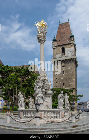 Perchtoldsdorf in Austria Inferiore. una piccola città a sud di Vienna sul margine orientale del bosco di Vienna (Wienerwald), più noto per il suo vino. Foto Stock