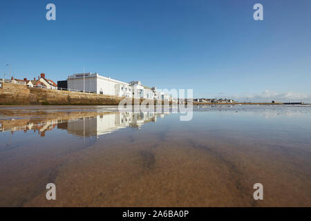 Bridlington spa teatro sulla South Promenade riflessa nelle sabbie della spiaggia del sud, East Yorkshire, Inghilterra, Regno Unito Foto Stock