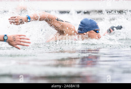 Wuhan, Cina. 25 ott 2019. Zu Lijun della Cina compete durante gli uomini 5km di aprire l'acqua alla settima CISM Giochi Mondiali Militari a Wuhan, capitale della Cina centrale, 25 ottobre 2019. Credito: Xiao Yijiu/Xinhua/Alamy Live News Foto Stock