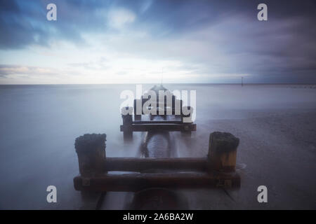 Hornsea beach, holderness coast, East Yorkshire - vecchi pennelli incrostati di ridurre erosione costiera Foto Stock