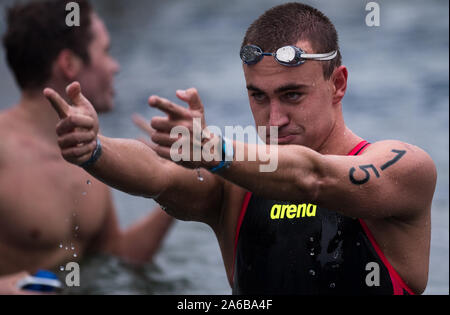 Wuhan, Cina. 25 ott 2019. Anton Evsikov della Russia reagisce dopo l'uomo 5km di aprire l'acqua alla settima CISM Giochi Mondiali Militari a Wuhan, capitale della Cina centrale, 25 ottobre 2019. Credito: Xiao Yijiu/Xinhua/Alamy Live News Foto Stock