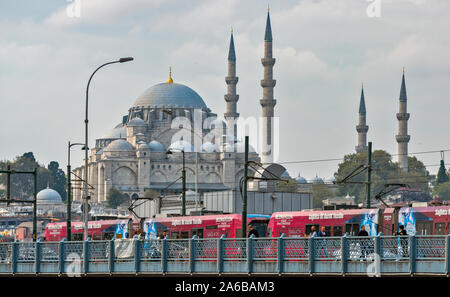 ISTANBUL TURCHIA RED TRAM E I PESCATORI sul Ponte di Galata con la moschea di Suleymaniye IN BACKGROUND Foto Stock