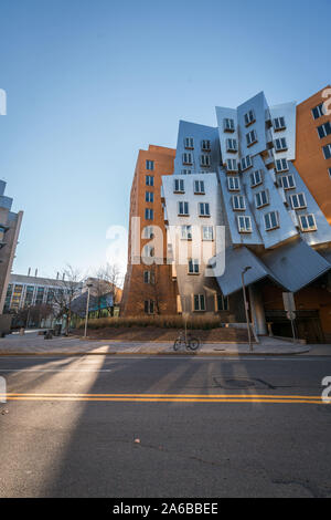 MIT Biologia Computazionale e dei sistemi edificio, moderno edificio progettato da Frank Gehry in MIT di Boston Foto Stock