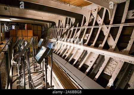 Telaio in ferro interno / interno dell'attesa inferiore (a livello del suolo) della nave a vela il Cutty Sark. Greenwich, Londra UK. I turisti ed i visitatori possono vedere all'interno della hall e visual le schermate del display. (105) Foto Stock