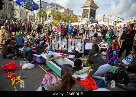 Londra, 10 ottobre 2019, estinzione della ribellione attivisti occupare le strade attorno a Trafalgar Square con bagni e persone legate insieme. Foto Stock