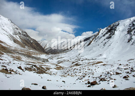 Visualizzare il paesaggio delle montagne dell Himalaya su Keylong Leh Road - Leh Manali autostrada tra portare viaggiatori andare a Leh Ladakh durante la stagione invernale in Jammu un Foto Stock