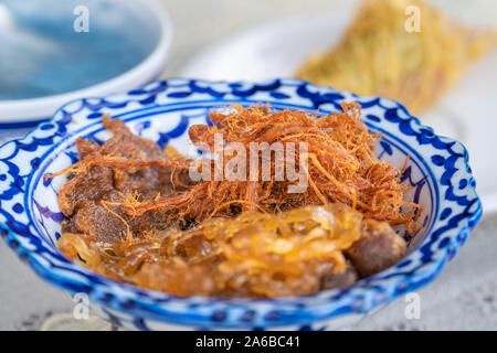 Il dolce e il salato Shredded carne di maiale e manzo mangiato con Khao Chae."Khao Chae' è un delizioso menu per raffreddare da lunedì alla cultura della Thailandia Foto Stock