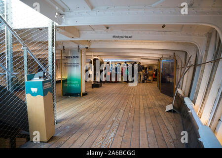 "Tween Deck - cargo deck space - della nave a vela il Cutty Sark. Greenwich, Londra UK. Tween Deck: "Tween" è un riassumendo colloquiale della parola "tra". In una nave il tween deck significa in realtà uno spazio vuoto che separa due ponti o tra (tween) altri due ponti nello scafo di una nave. Foto Stock