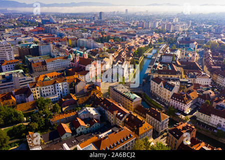Panoramica vista aerea di Ljubljana cityscape sulle rive del fiume Ljubljanica nella soleggiata giornata autunnale, Slovenia Foto Stock