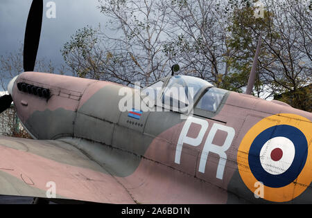 Replica della guerra mondiale due Spitfire Mk1 come un gate guardian. Foto Stock