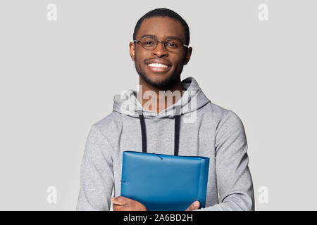 Colpo alla testa ritratto sorridente African American uomo cartella di contenimento Foto Stock
