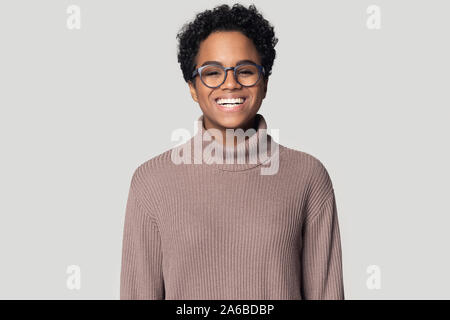 Colpo alla testa Ritratto africano sorridente ragazza americana con gli occhiali Foto Stock