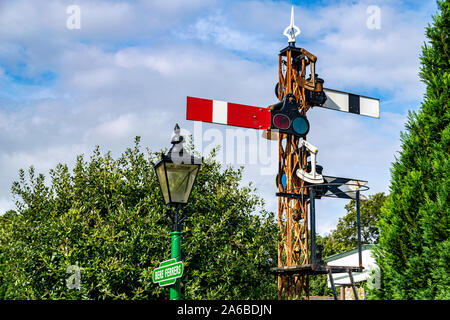 Digital Signage a bere Ferrers stazione ferroviaria, Plmouth, Devon, Regno Unito Foto Stock