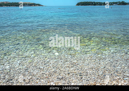 Spiaggia di ghiaia e mare poco profondo Foto Stock