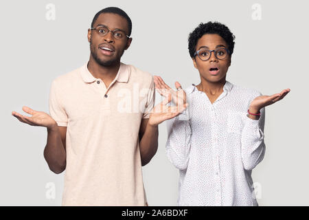 Colpo alla testa scioccato americano africano l uomo e la donna scrollare le spalle Foto Stock