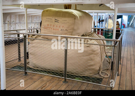 La ricreazione di balle / balla di lana australiana etichettati da Sydney, Australia, all'interno di / interno del 'Tween Deck del Cutty Sark. Greenwich, Londra. Esempio di visualizzazione presentano per imparare tutti circa il tea clipper veliero. Regno Unito (105) Foto Stock