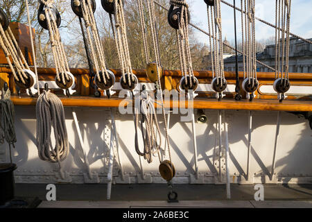 Funi funi / / blocco / blocchi / puleggia blocchi associati a manovre sul ponte principale del famoso veliero Cutty Sark nave a vela / Nave / barca nel bacino di carenaggio in Greenwich, Londra. Regno Unito. (105) Foto Stock