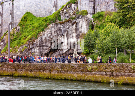 LOURDES - Giugno 15, 2019: vista della grotta e i pellegrini del Santuario di Lourdes, Francia Foto Stock