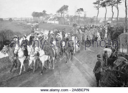 WW1 Spahis light cavalry scortare prigionieri tedeschi, vintage fotografia dal 1914 Foto Stock