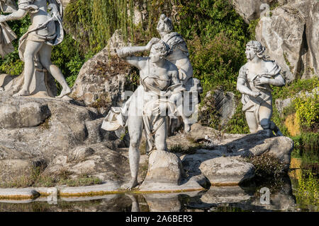 Il Palazzo Reale di Caserta Italia, il Diana e Attenone Fontana, rappresentano Diana, dea della caccia, circondato dalle ninfe, Reggia di Caserta, Italia. Patrimonio Mondiale UNESCO Foto Stock