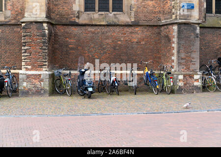 Haarlem/Olanda - 06 Ottobre 2019: parco biciclette in una fila in prossimità di uno storico edificio in mattoni Foto Stock