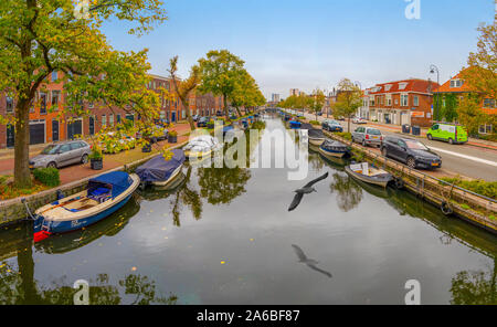 Haarlem/Olanda - 06 Ottobre 2019: barche che stabilisce nell'acqua. Canali e case storiche. Foto Stock