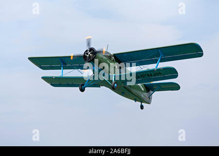 Un biplano Antonov-2 al festival sulla airfield celebra i suoi cento anni di battenti in Lueneburg, Bassa Sassonia, Germania Foto Stock