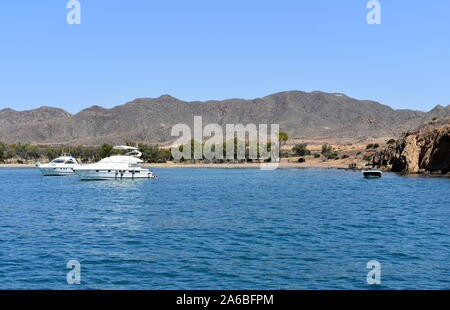 Barche ancorate al largo di Playa de los Genoveses, Cabo de Gata Almeria, Spagna Foto Stock