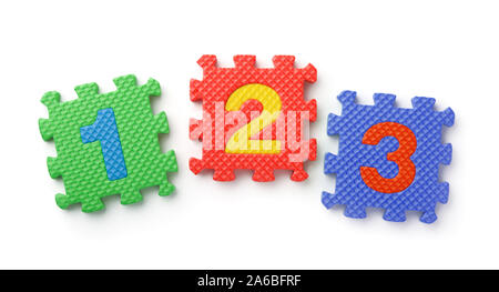 Vista superiore della matematica numeri puzzle di schiuma isolato su bianco Foto Stock
